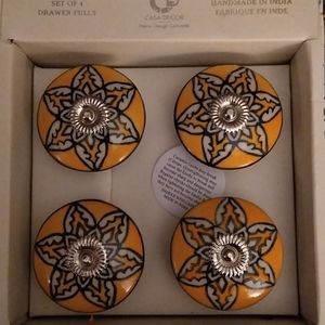 Set of 4 drawer pulls